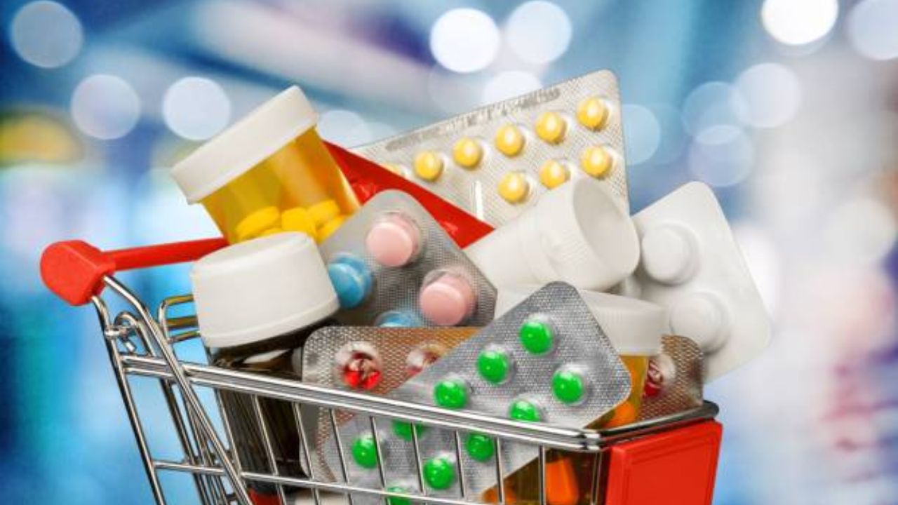 कोमट की थंड? औषध खाताना कोणते पाणी पिणे शरीरासाठी ठरेल योग्य, पहा गोळ्या खाण्याचा सोपा नियम