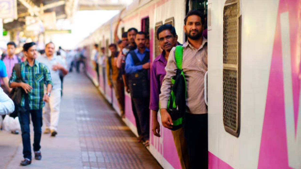 मालडबा ते ज्येष्ठांचा डबा; ‘परे’चा मोठा निर्णय! ३२ लोकलमध्ये विशेष कंपार्टमेंटची सुरुवात; ज्येष्ठांचा प्रवास सुलभ