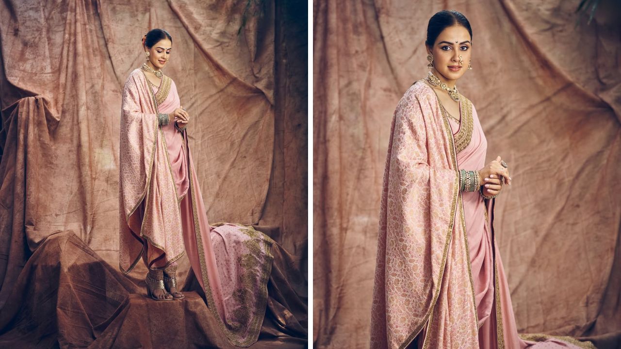 ‘राजा शिवाजी’ चित्रपटाच्या ट्रेलर लाँच सोहळ्यात जिनिलीया देशमुखने मराठमोळा लूक केला होता. गुलाबी रंगाची साडी, आकर्षक कुंदनचे दागिने परिधान करून सुंदर लूक केला जातो. 