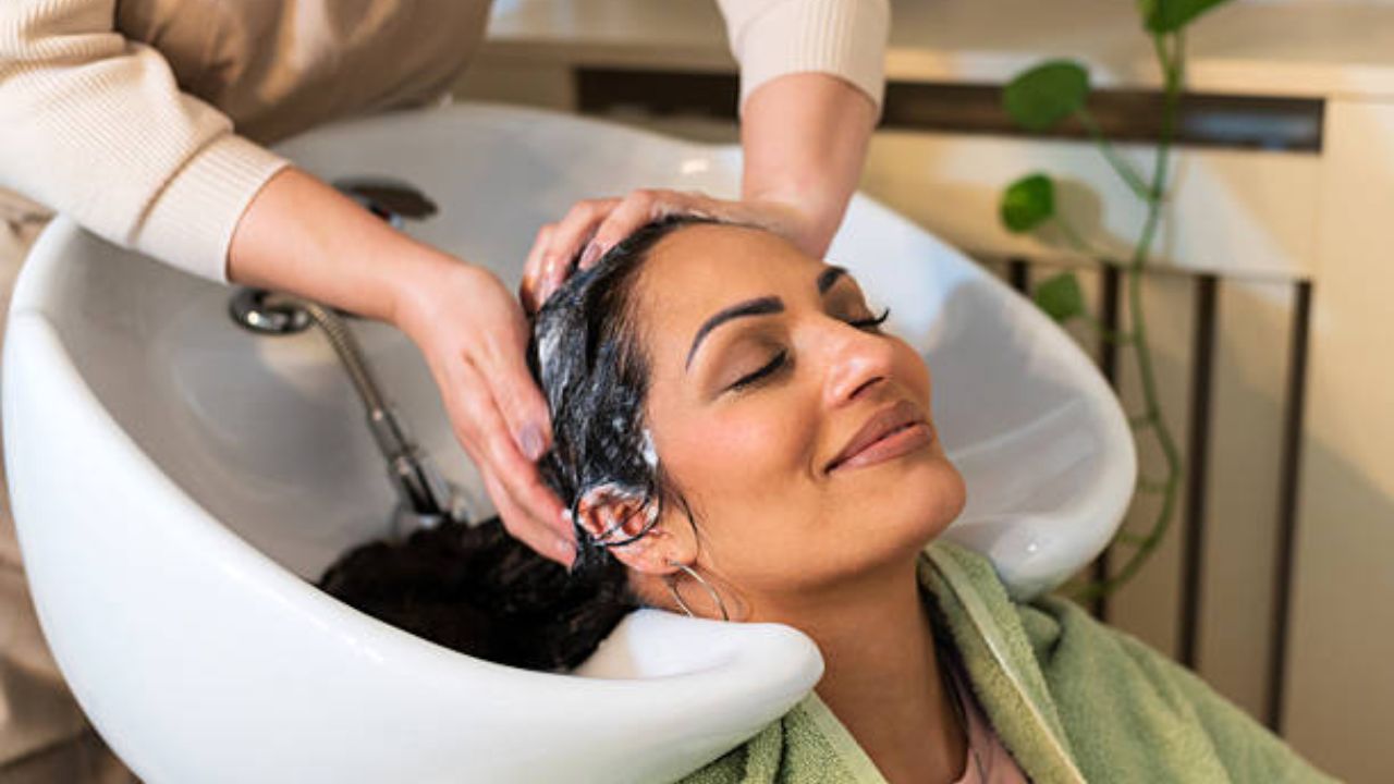 महागड्या- केमिकल युक्त कंडिशनरचा वापर करण्याऐवजी १० रुपयांमध्ये घरीच बनवा नॅचरल हेअर मास्क, केस होतील मुलायम