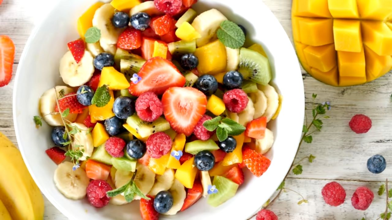 आठवड्यातून एकदा तरी आहारात फळांचे सॅलड किंवा चाट बनवून खावे. हंगामी फळे खाल्ल्यामुळे शरीराला तात्कळ ऊर्जा मिळते आणि शरीरात वाढलेला थकवा कमी होतो. 