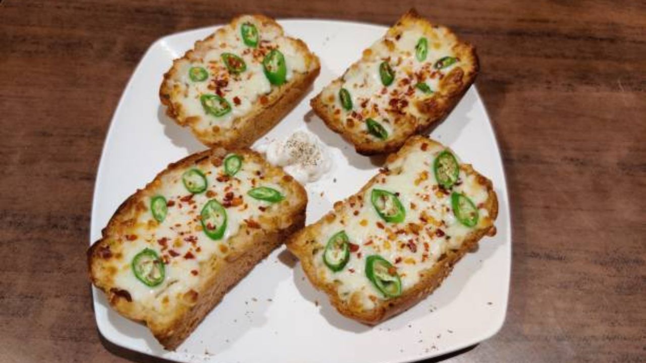 ओव्हनची भासणार नाही गरज! १० मिनिटांमध्ये तव्यावरच बनवा टेस्टी गार्लिक ब्रेड, नोट करून घ्या रेसिपी