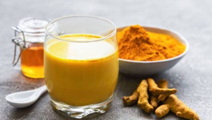 Skin Care Tips: एक ग्लास कोमट दुधात मिक्स करून प्या ‘हा’ पिवळा पदार्थ, रात्रभरात चेहऱ्यावर येईल सोन्यासारखी चमक
