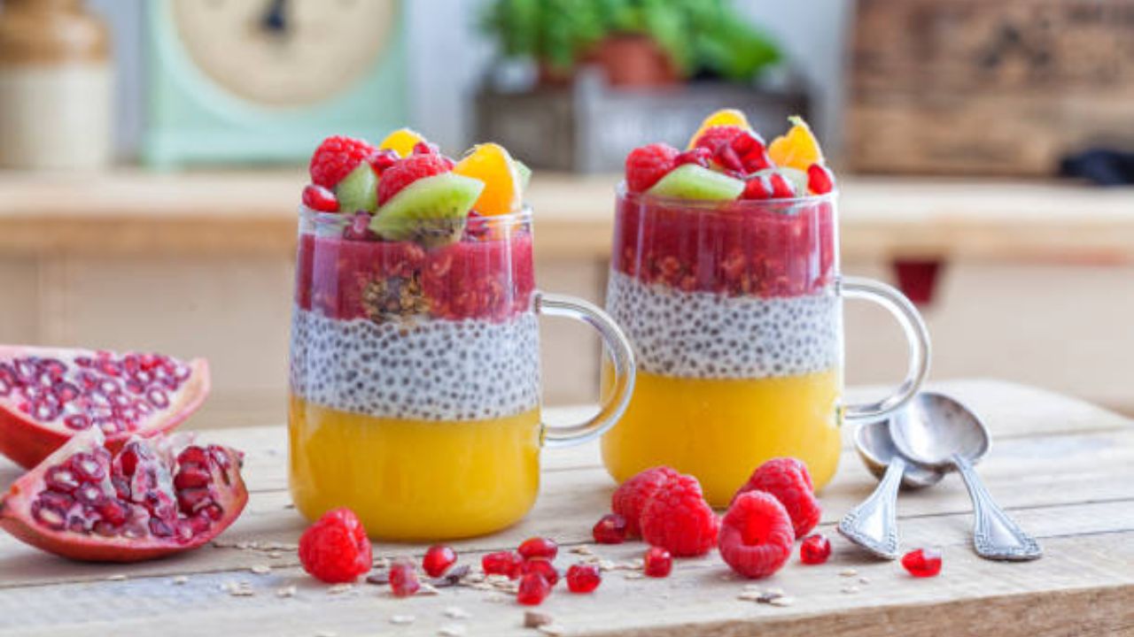 थंडगार पदार्थाने करा दिवसाची आनंदायी सुरुवात! ५ मिनिटांमध्ये बनवा Chia-Mango Smoothie, नोट करून घ्या रेसिपी