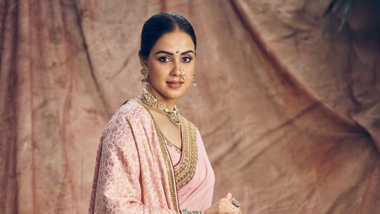 गुलाबी रंगाच्या सिल्क नऊवारी साडीवर तिने नाजूक स्टोन नेकलेस, मिनिमल मेकअप, नाकामध्ये नथ, कपाळावर चंद्रकोर टिकली लावली होती.