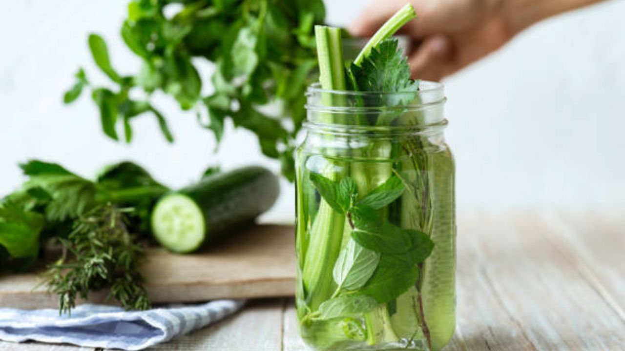 वाढत्या उन्हाळ्यात शरीर हायड्रेट ठेवण्यासाठी काकडी आणि पुदिन्याचा ज्यूस नियमित प्यावा. यामुळे पोटात वाढलेली उष्णता कमी होण्यास मदत होईल. शरीर हायड्रेटेड ठेवण्यासाठी आणि चेहऱ्यावरील ग्लो वाढवण्यासाठी काकडी प्रभावी ठरते. 