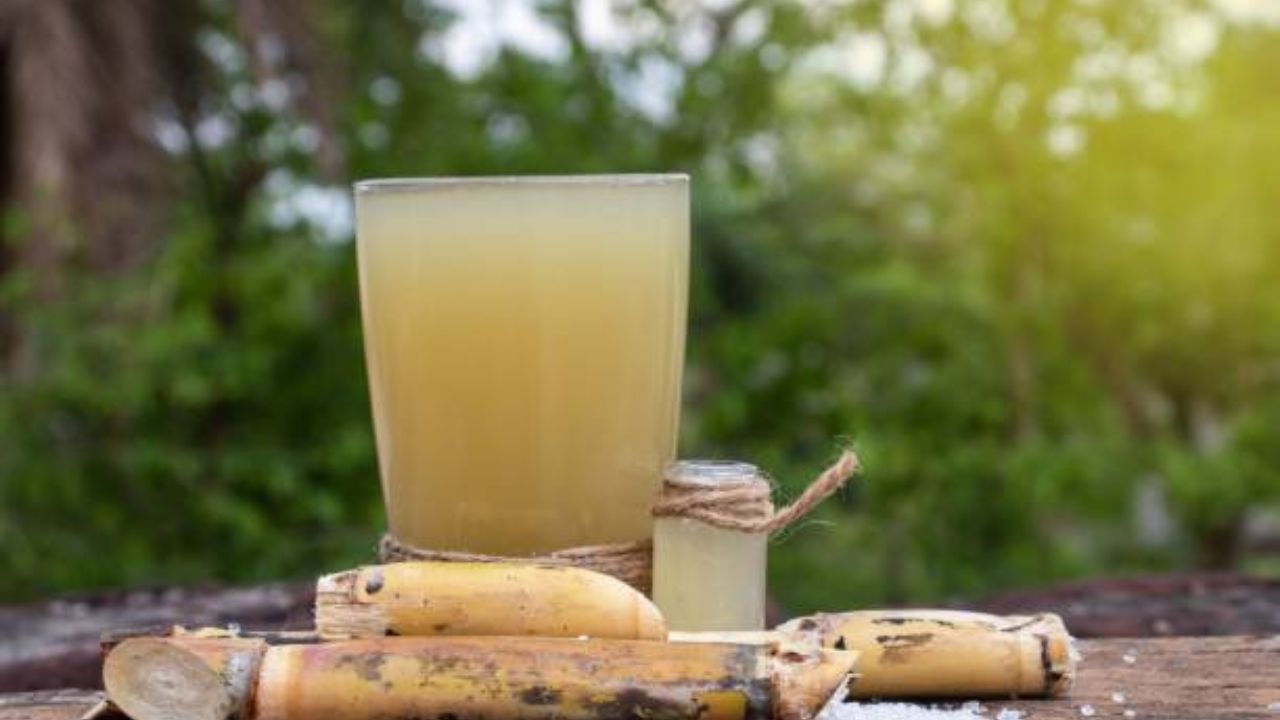 लिव्हरमध्ये चिकटून राहिलेली घाण स्वच्छ करण्यासाठी ऊसाचा रस प्यावा. ऊसाचा रस प्यायल्यामुळे शरीर डिटॉक्स होण्यास मदत होते. पण मधुमेह किंवा वजन कमी करण्याचा प्रयत्न करत असलेल्या लोकांनी ऊसाचा रस पिऊ नये.