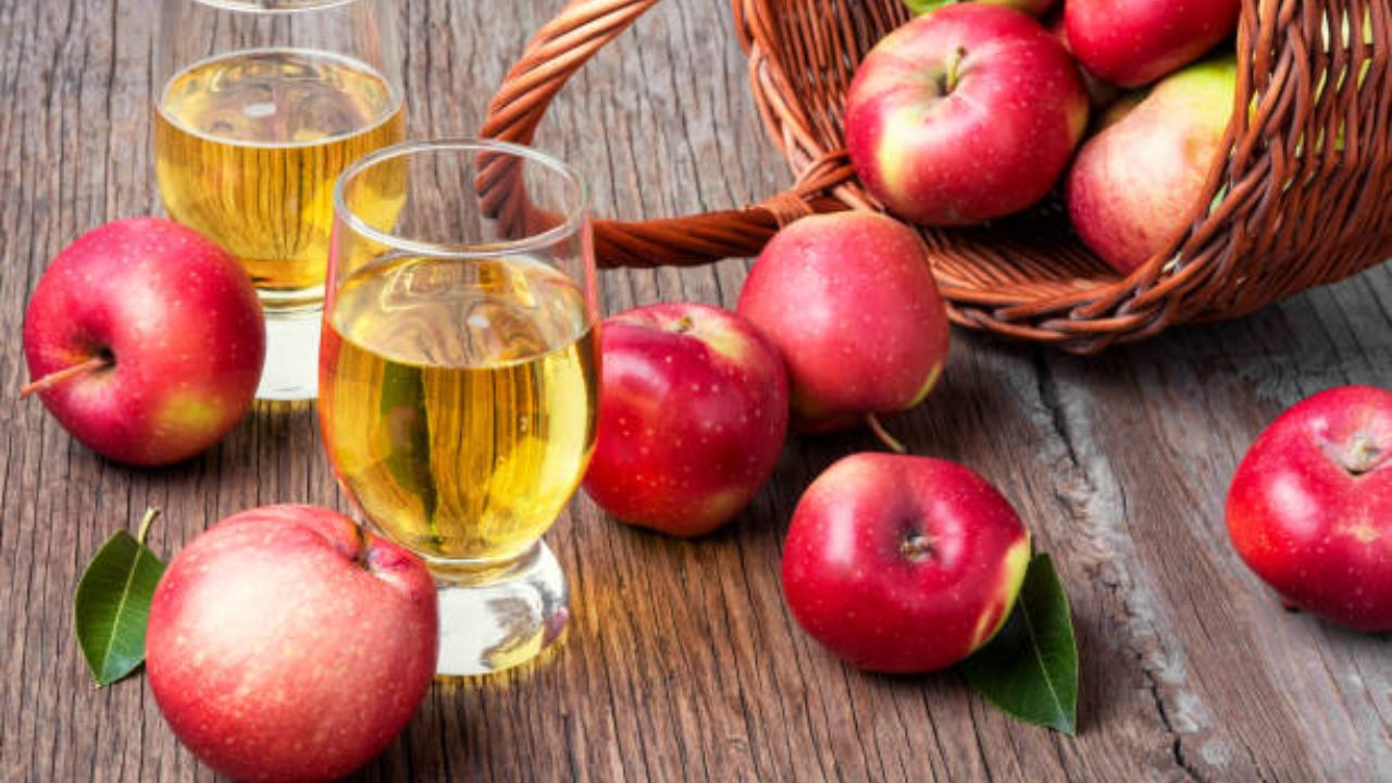  यूरिक अ‍ॅसिड नियंत्रणात ठेवण्यासाठी अ‍ॅपल सायडर व्हिनेगर पाण्यात मिक्स करून प्यावे. एक ग्लास पाण्यात एक किंवा दोन चमचे अ‍ॅपल सायडर व्हिनेगर मिक्स करून प्यायल्यास शरीराला असंख्य फायदे होतील. 
