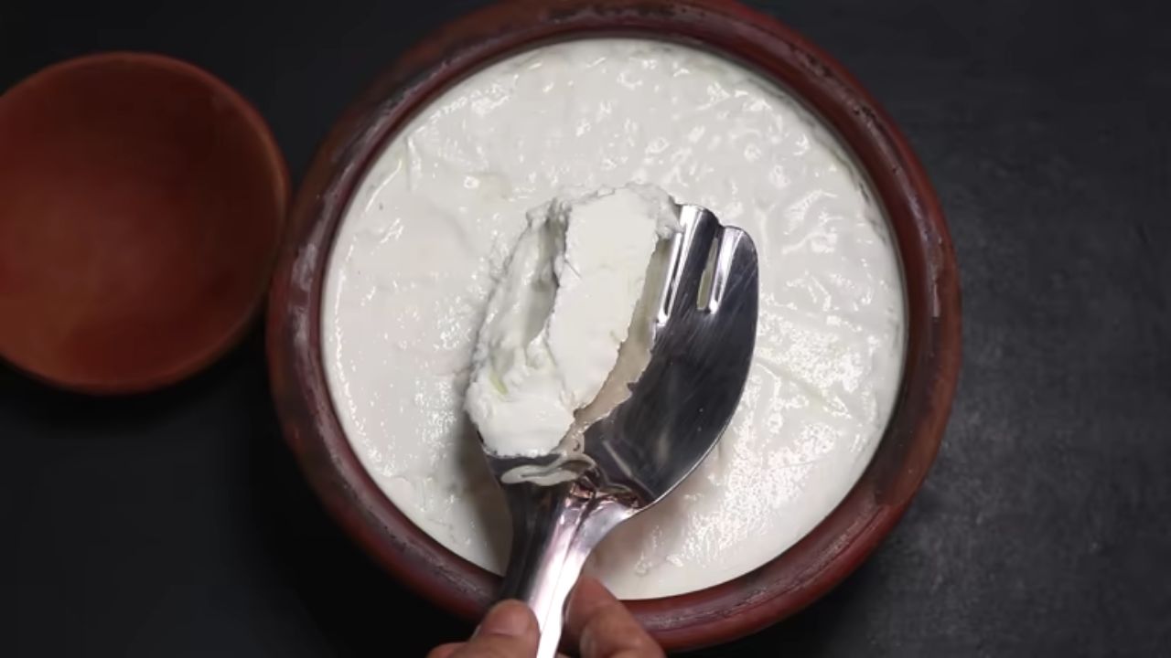 दुपारच्या जेवणानंतर नियमित वाटीभर दही किंवा एक ग्लासभर ताक प्यावे. ताक प्यायल्यामुळे शरीराला आवश्यक प्रोबायोटिक मिळतात आणि पचनक्रिया सुधारण्यास मदत होते.