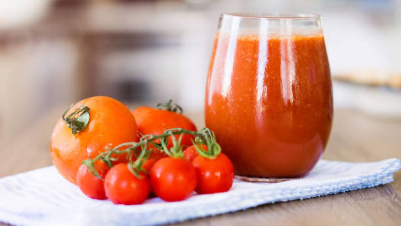 टोमॅटोमध्ये अँटी ऑक्सिडंट्स गुणधर्म मोठ्या प्रमाणावर आढळून येतात. त्वचेचे सूर्याच्या हानिकारक किरणांपासून संरक्षण करण्यासाठी टोमॅटो रस आठवड्यातून दोनदा प्यावा. 