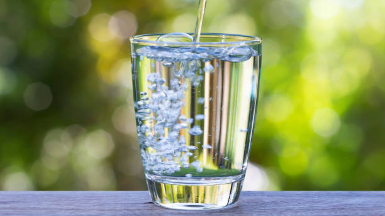 शरीरातील घाण बाहेर काढून टाकण्यासाठी नियमित ३ ते ४ लिटर पाणी प्यावे. पाणी प्यायल्यामुळे शरीरातील विषारी घटक लघवीवाटे आणि घामावाटे बाहेर पडून जातात. 