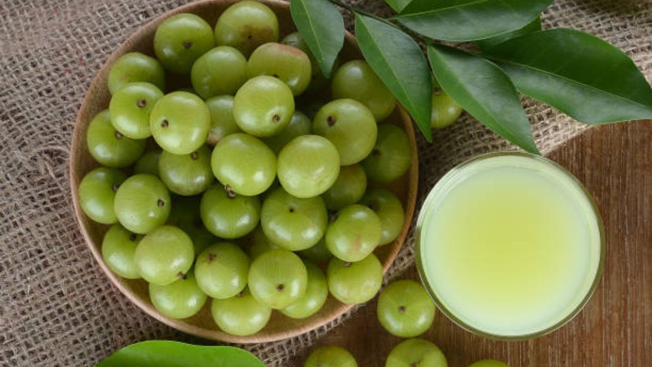 केस आणि त्वचेसाठी आवळा खूप जास्त फायदेशीर मानला जातो. यामध्ये मोठ्या प्रमाणावर विटामिन सी आढळुन येते. शरीरातील विषारी घटक बाहेर काढून टाकण्यासाठी आणि त्वचेवरील चमक वाढवण्यासाठी आवळ्याचा रस प्यावा. 