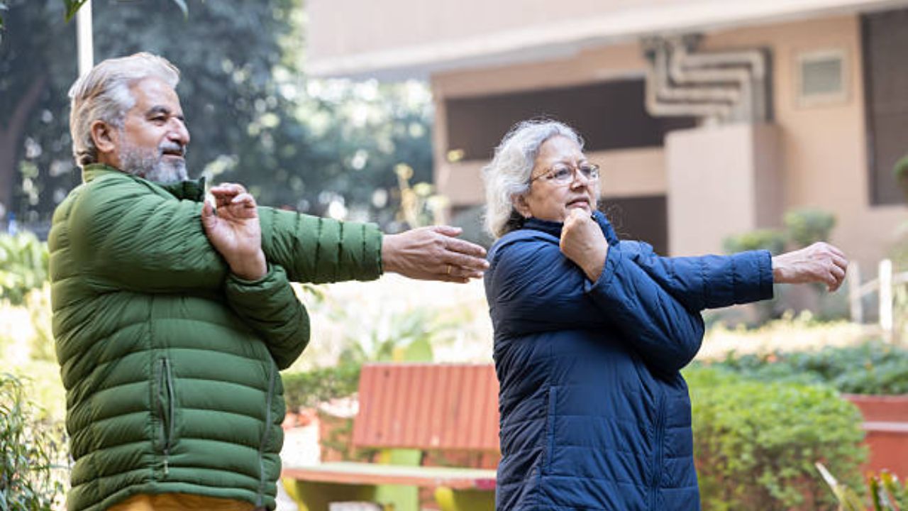 वाढत्या वयात सुद्धा कायमच दिसाल तरुण! दैनंदिन जीवनात केलेल्या ‘या’ गोष्टींचा बदल शरीरासाठी ठरेल जास्त फायदेशीर