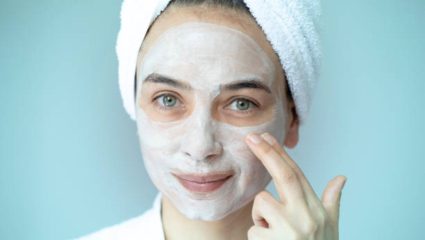 चेहऱ्यावर आलेल्या सुरकुत्यांमुळे त्वचेवरील ग्लो हरवला आहे? मग गुलाबी पाणी आणि तुरटीचा ‘या’ पद्धतीने करा वापर