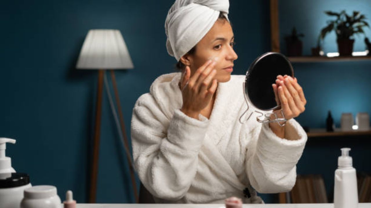 तेलकट त्वचेचे टेंशन कायमचे जा विसरून! ‘हे’ घरगुती उपाय केल्यास चेहऱ्यावरील टॅनिंग कमी होण्यासोबतच त्वचा होईल सॉफ्ट