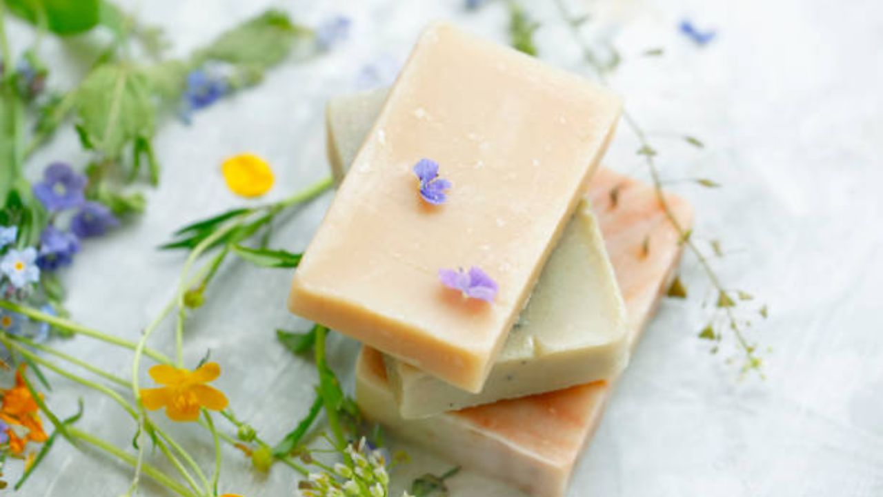 पांढऱ्याशुभ्र आणि तुकतुकीत त्वचेसाठी घरीच तयार करा तांदळाचा साबण, कोरियन महिलांप्रमाणे चेहऱ्यावर येईल चमकदार ग्लो