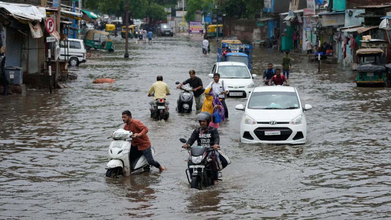 Pune Heavy Rain: पुणेकरांची दाणादाण! गुडघाभर पाणी आणि बुडालेल्या कार; अवकाळी पावसाने पुण्यात उडवला हाहाकार