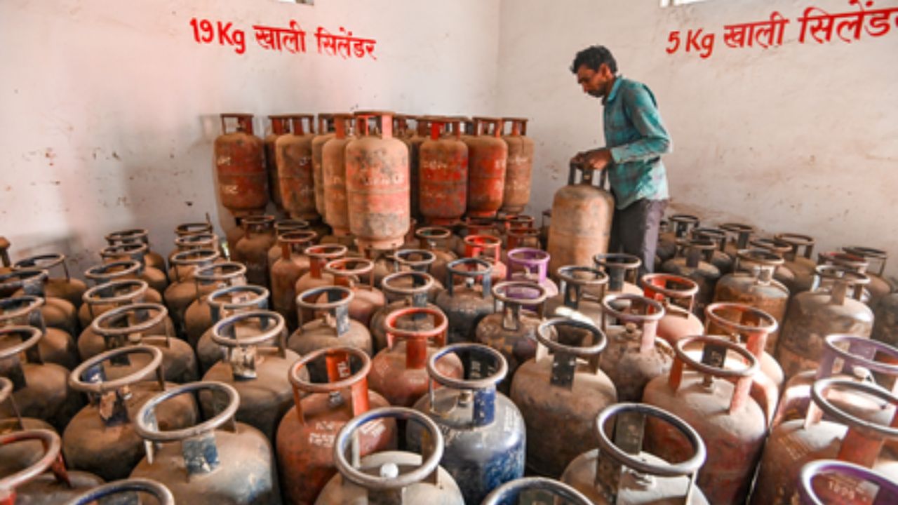 LPG टंचाईच्या अफवांवर विश्वास ठेवू नका! ‘इंडियन ऑइल’चा दररोज २८ लाख सिलिंडरचा पुरवठा; साठेबाजी टाळण्याचे आवाहन