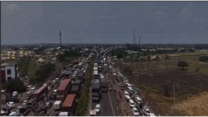 आई येडेश्वरी देवीच्या यात्रेला उसळला भाविकांचा जनसागर! सोलापूर-धुळे हायवे जाम, ४० किमीपर्यंत वाहनांच्या रांगाच रांगा; पाहा Video