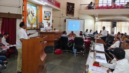 सातारा पालिका सभा की औपचारिकता? ४२ विषयांना गडबडीत मंजुरी; अतिक्रमण आणि पाणीटंचाईवरून प्रशासनावर नगरसेवकांचा संताप