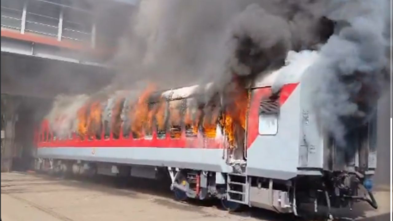 Matunga Railway Car Shed: माटुंगा रेल्वे कार शेडमध्ये उभ्या असलेल्या डब्याला भीषण आग; धुराचे लोट दूरवर पसरले; अन्…