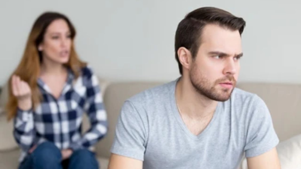 पत्नीच्या अफेअरचा संशय आणि पतीने लढवली अजब शक्कल, थेट चप्पलमध्ये लावला GPS ट्रॅकर अन् असे पकडले रंगे हात