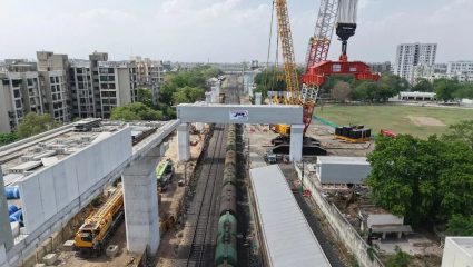 Bullet Train: खाली ट्रेन, वर बुलेट ट्रेन! रेल्वे ट्रॅकवर लाँच झाला १३६० टनाचा सर्वात जड गर्डर; रेल्वे मंत्र्यांनी शेअर केल Video