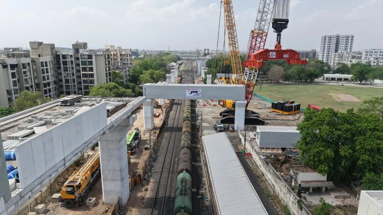 Bullet Train: खाली ट्रेन, वर बुलेट ट्रेन! रेल्वे ट्रॅकवर लाँच झाला १३६० टनाचा सर्वात जड गर्डर; रेल्वे मंत्र्यांनी शेअर केल Video