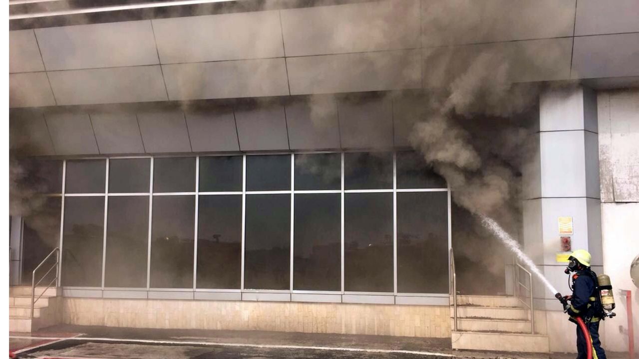 Mumbai Airport Fire: मुंबई विमानतळावर मोठी दुर्घटना! टर्मिनल 1 वरील सीटिंग एरियामध्ये लागली भीषण आग; घटनेचा Video व्हायरल