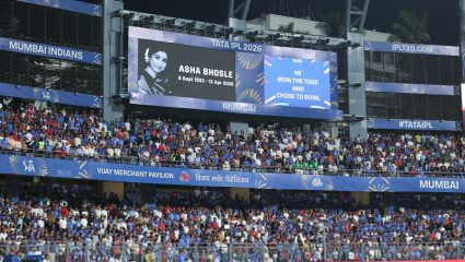 सूरसम्राज्ञी आशा ताईंना वानखेडेवर भावपूर्ण श्रद्धांजली! MI-RCB चे खेळाडू काळी पट्टी बांधून मैदानात, डोळ्यांत अश्रू