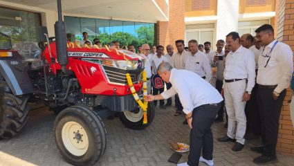 Satara News: सातारा नगरपरिषदेला कूपर कॉर्पोरेशनचा सीएसआरमधून ट्रॅक्टर; स्वच्छता व हरित उपक्रमांना चालना