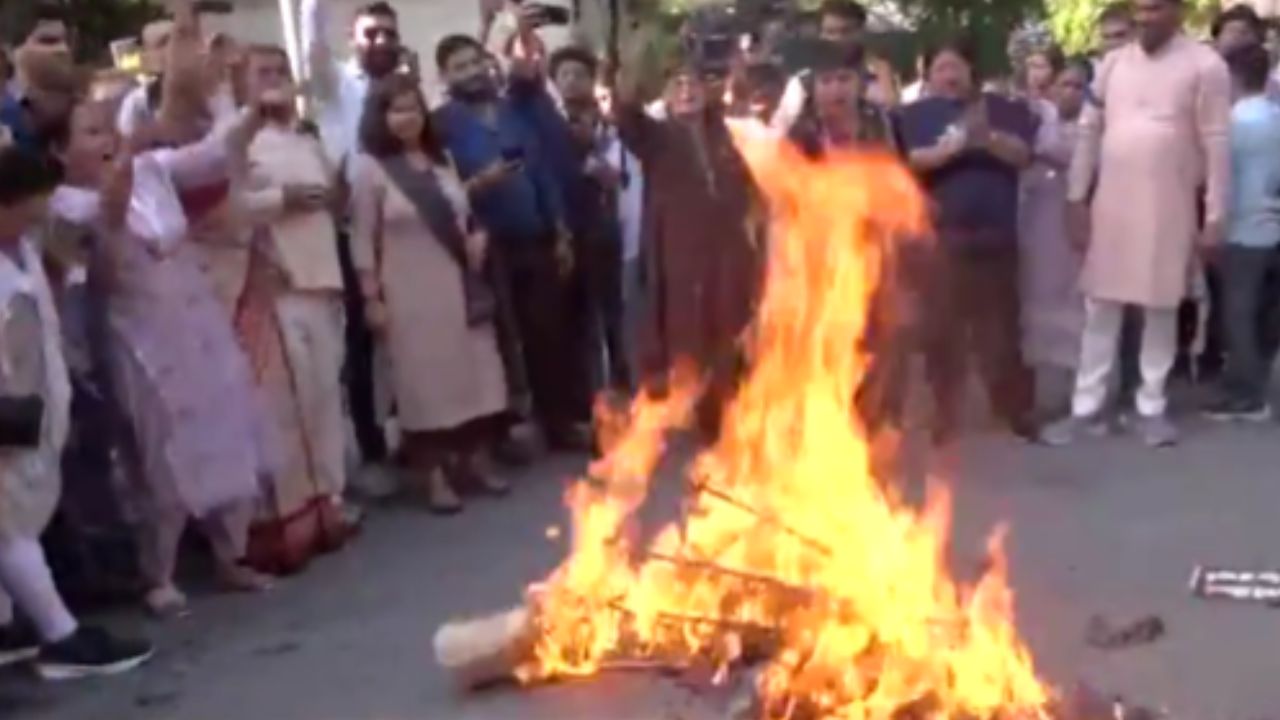 महिला आरक्षण विधेयकावरून दिल्लीत रणकंदन! राहुल गांधींच्या निवासस्थानाबाहेर भाजपचा एल्गार; ‘विश्वासघाता’चा आरोप करत जोरदार निदर्शने