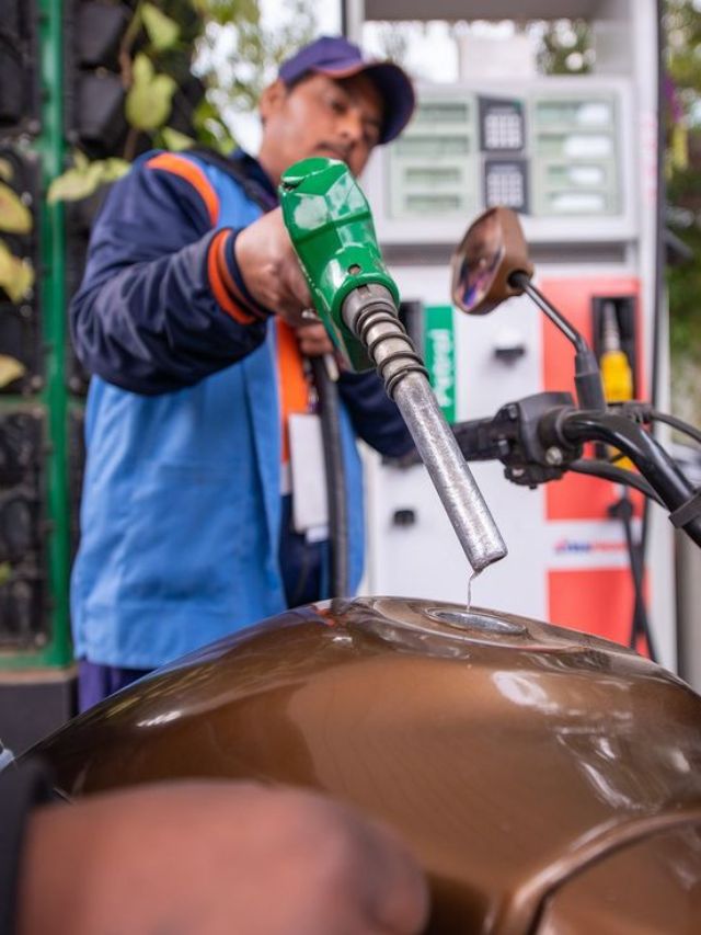 बाईकमध्ये पेट्रोल भरताना 'या' चुका टाळा
