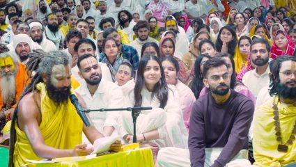 Virat-Anushka पुन्हा Premanand Maharaj यांच्या भेटीला; सामान्य भक्तांसोबत बसून प्रवचनातील प्रत्येक शब्द मनात साठवला