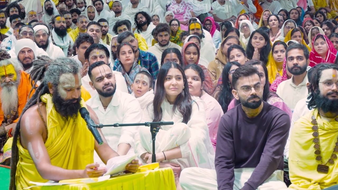 Virat-Anushka पुन्हा Premanand Maharaj यांच्या भेटीला; सामान्य भक्तांसोबत बसून प्रवचनातील प्रत्येक शब्द मनात साठवला
