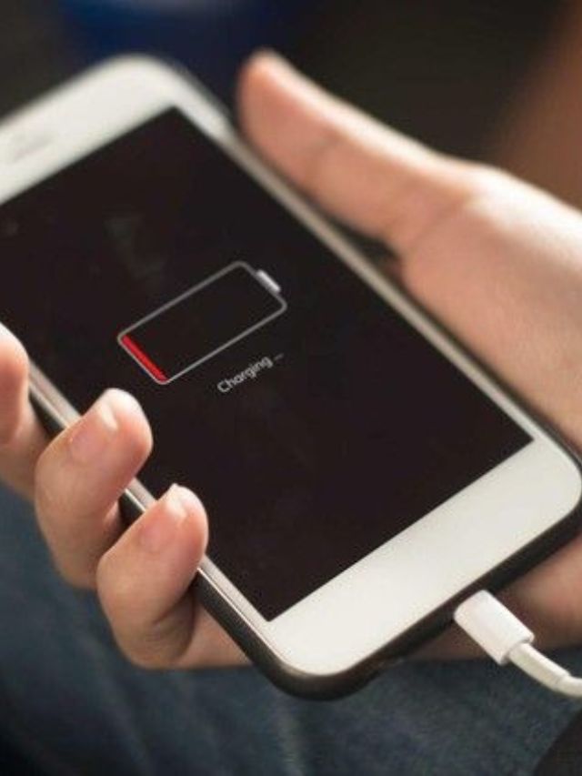 मोबाईलची चार्जिंग स्लो होतेय? पहिली काय कराल?