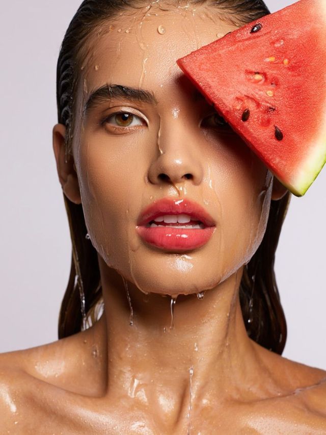 कलिंगडमध्ये लपले आहे चमकदार चेहऱ्याचे रहस्य