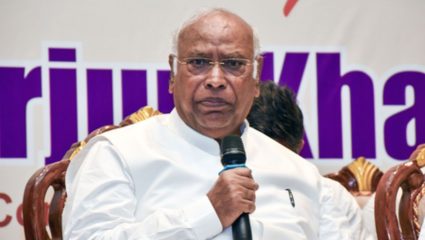 Mallikarjun Kharge: मल्लिकार्जुन खर्गेंच्या अडचणीत वाढ! ‘दहशतवादी’ विधानावरून निवडणूक आयोगाची नोटीस, 24 तासांत स्पष्टीकरण मागवले