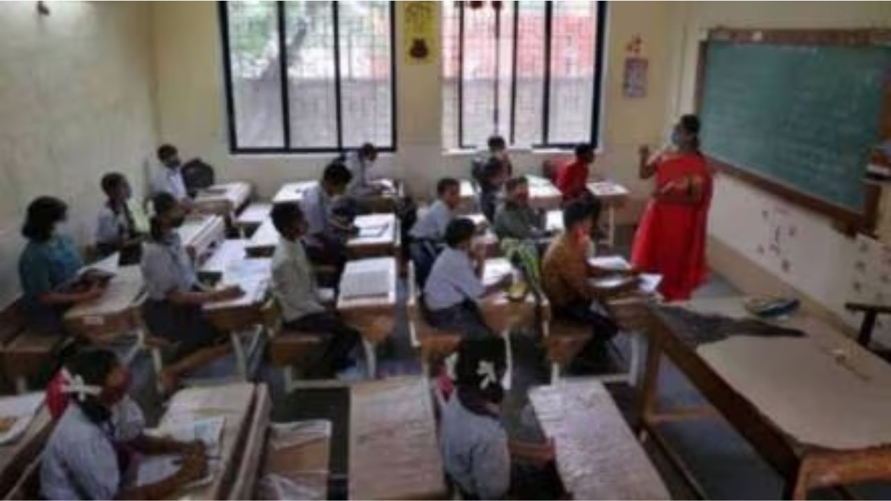 “मराठी शाळा बंद पाडण्याचे शिक्षण विभागाचे षड्यंत्र”; आमदार ज. मो. अभ्यंकर यांचा खळबळजनक आरोप