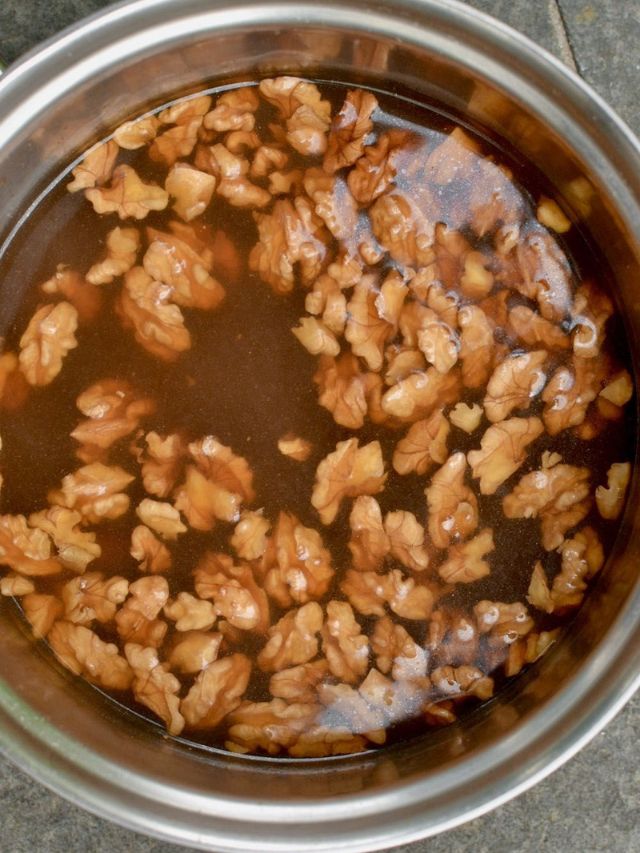 अक्रोड सुद्धा खाण्यापूर्वी भिजवावेत का?