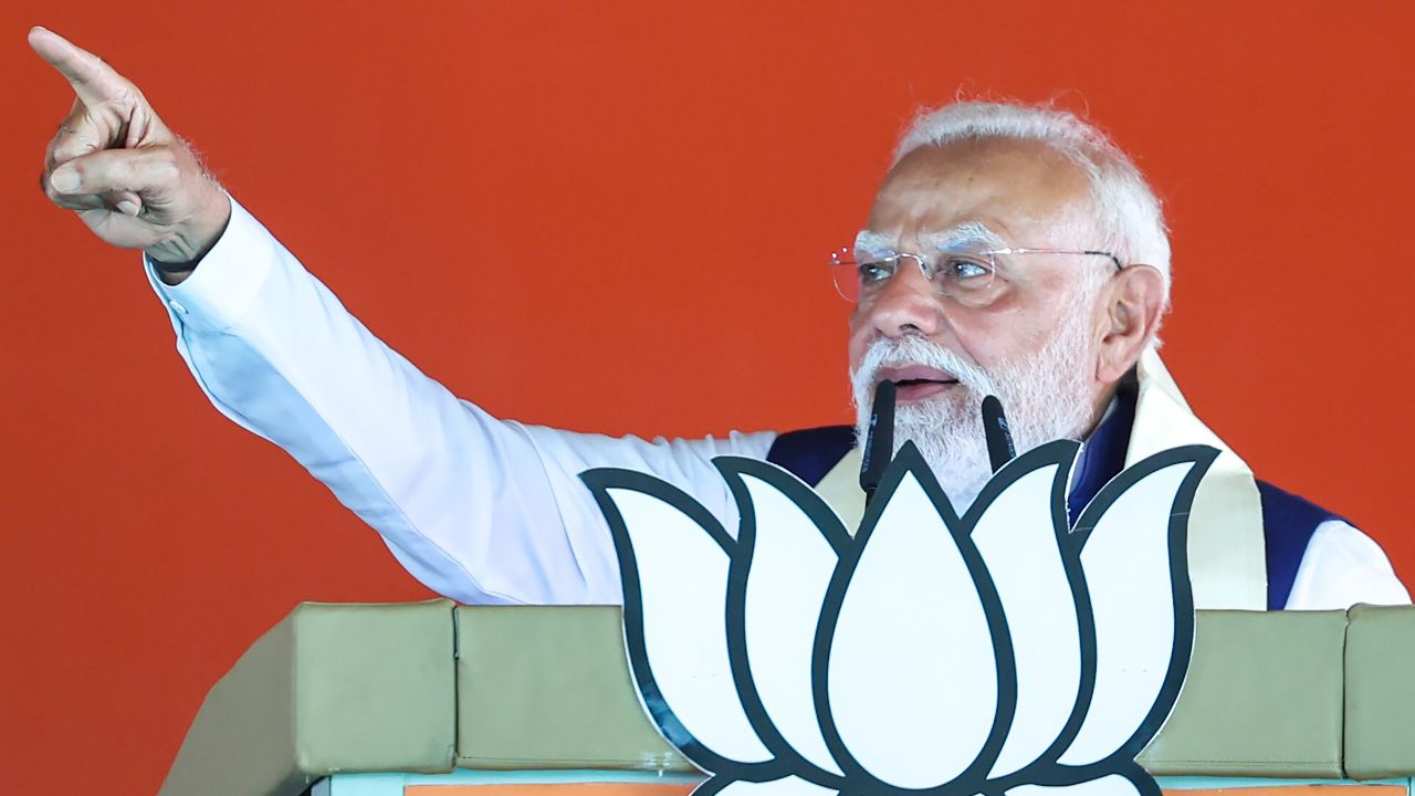 PM Narendra Modi on TMC: “गुंड आणि बलात्काऱ्यांना पाताळातून शोधून काढू”; पश्चिम बंगालमध्ये पंतप्रधान मोदींचा ममता सरकारवर घणाघात
