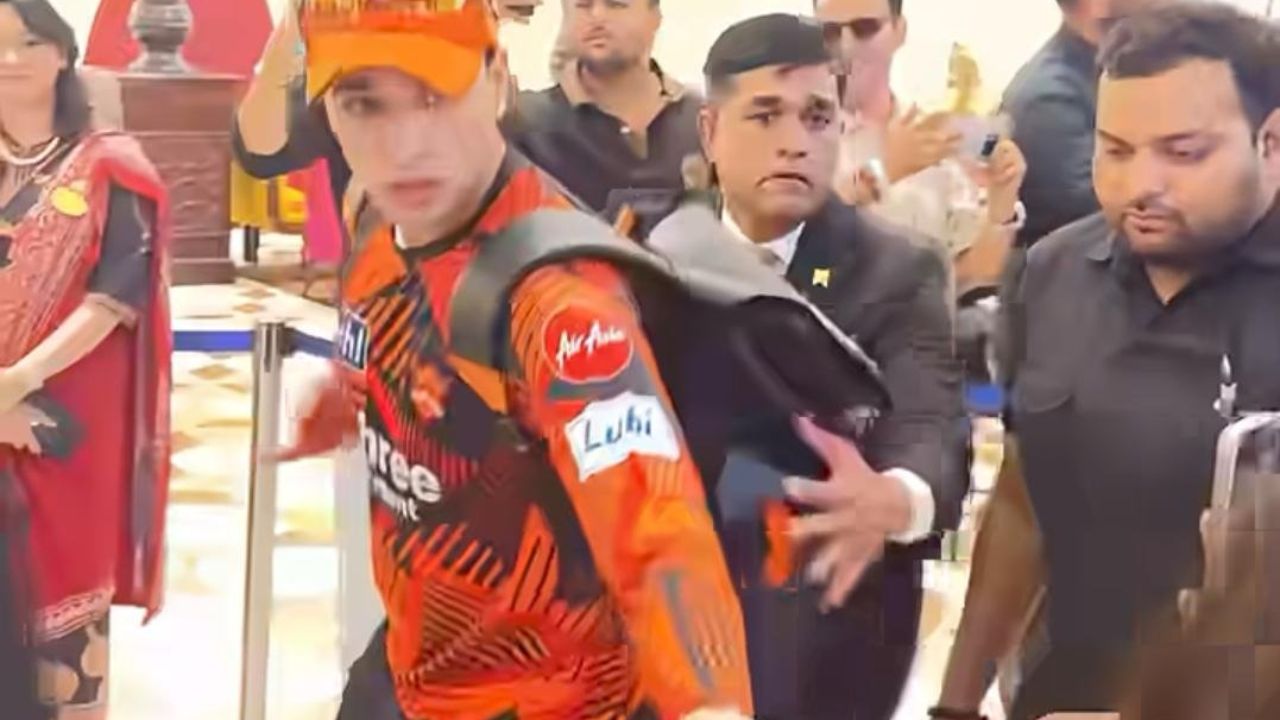 अभिषेक शर्मासोबत गैरवर्तन! भरकॅमेऱ्यात तरुणीने हात धरून ओढलं अन…, घटनेचा Video सोशल मीडियावर Viral