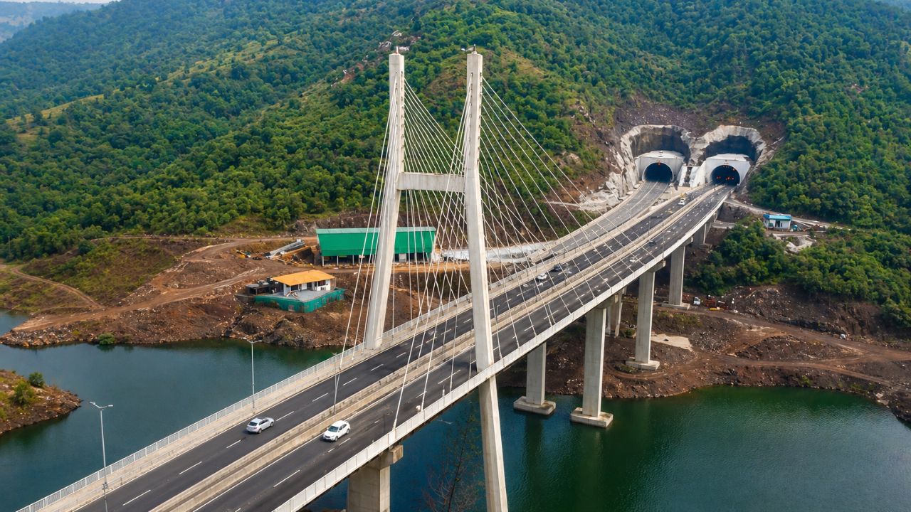 मुंबई-पुणे प्रवास आता सुपरफास्ट! ‘मिसिंग लिंक’चे ९९% काम पूर्ण; १ मे रोजी मुख्यमंत्री फडणवीसांच्या हस्ते उद्घाटन