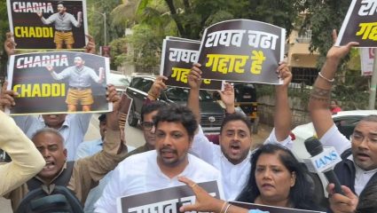Mumbai: राघव चड्ढा यांच्या घराबाहेर ‘आप’ कार्यकर्त्यांचेच जोरदार निदर्शन; ‘गद्दार’च्या घोषणांनंतर 8 जणांवर गुन्हे दाखल