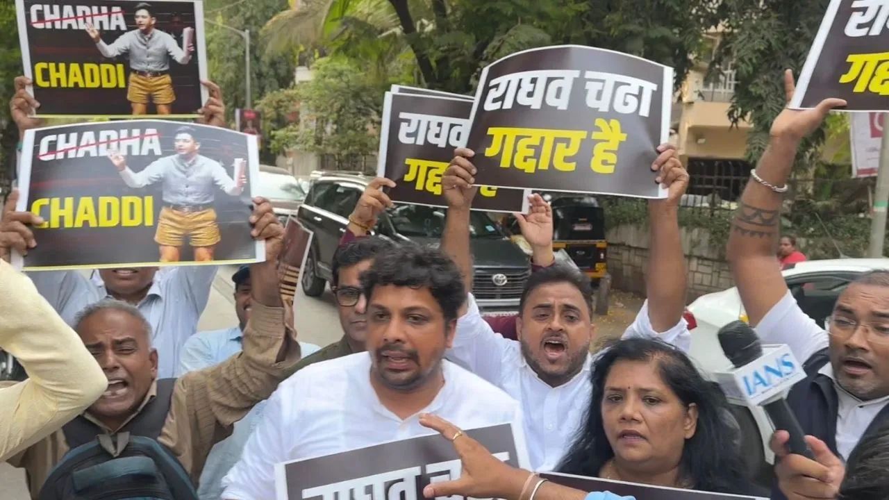 Mumbai: राघव चड्ढा यांच्या घराबाहेर ‘आप’ कार्यकर्त्यांचेच जोरदार निदर्शन; ‘गद्दार’च्या घोषणांनंतर 8 जणांवर गुन्हे दाखल