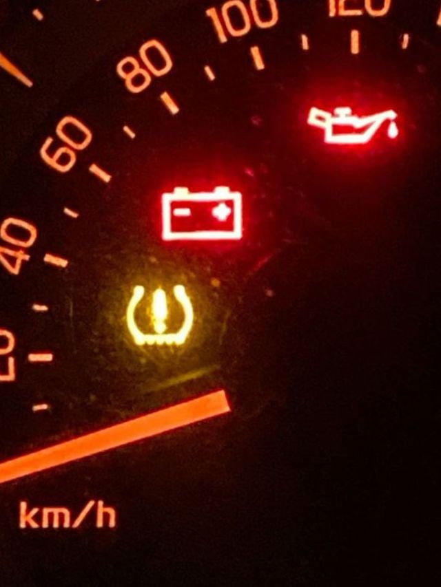 गाडीतील लाईट्स लागल्यावर लोक करतात 'या' चुका