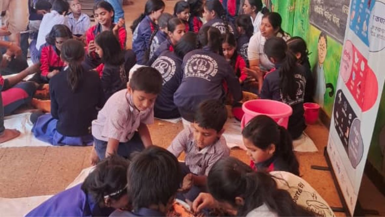 पांचगणीत वसुंधरा दिनी ८००+ सिड बॉल्स निर्मिती व १३० किलो कचरा संकलन; नगरपरिषद–हिलदारीचा संयुक्त उपक्रम