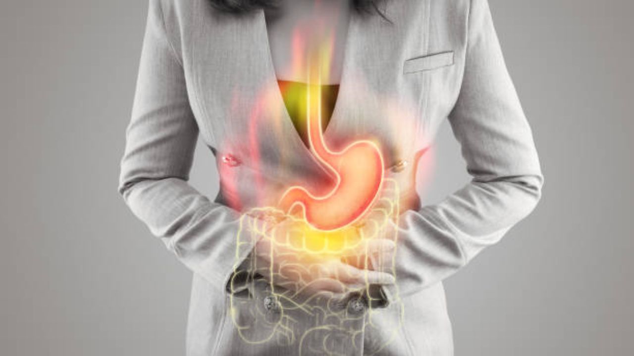 सतत आंबट ढेकर येतात? जेवताना केलेली एक चूक शरीरासाठी ठरेल धोक्याची, अपचनाच्या समस्येवर करा ‘हे’ उपाय