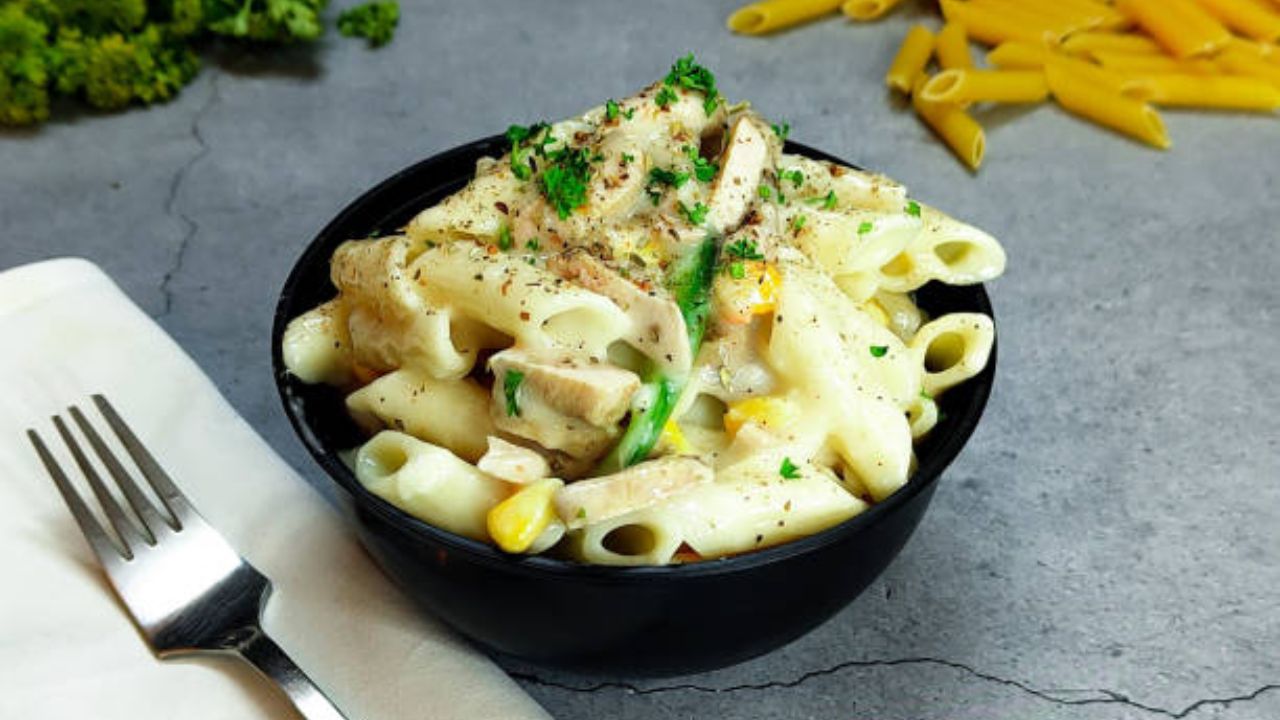 कॅफेमध्ये मिळणारा White Sauce Pasta आता घरीच बनवा, ४०० रुपयांच्या पास्त्यापेक्षा लागेल भन्नाट चव