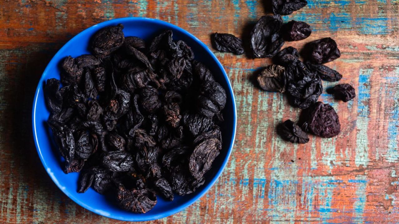 कोकम खाल्यामुळे शरीरात वाढलेली नैसर्गिक आम्लता कमी करून शरीर थंड ठेवते. त्यामुळे अपचन किंवा अंगावर पित्त उठल्यास कोकम सरबत प्यावे. यामुळे तासाभरात पित्ताचे चट्टे कमी होतील.